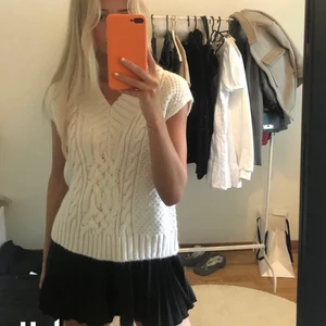 Vit stickad väst - Vit stickad väst från H&M storlek XS. Säljer då den inte kommer till användning längre 