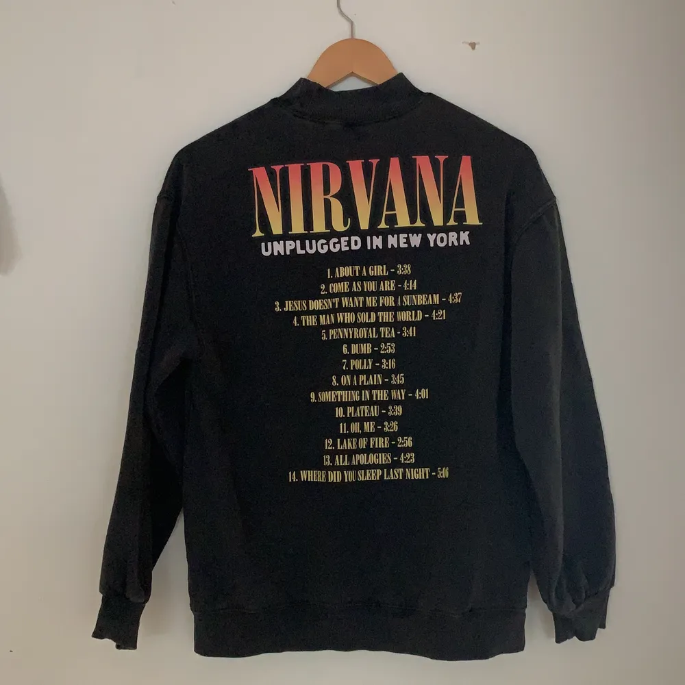 En assnygg NIRVANA sweatshirt i strl. XS men passar strl S och ksk M. Tröjan har på ryggen några av deras låtar!! Fraktpriset kan diskuteras.. Tröjor & Koftor.