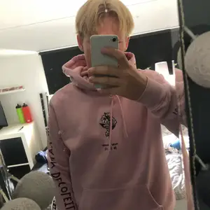 Säljer denna snygga Hoodie, den är i bra skick, storlek M 