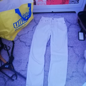 Vita jeans strl S - Aldrig använt de men har klippt uppde där nere på sidorna. Stretchiga men om man har mindre ben så funkar de nog också vet inte original priset så jag säljer de för 80 kr. Priset kan vi prata om! 