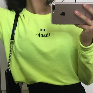 Neon tröja - Säljer en fin neon tröja pågrund utav ingen användning, ganska skön o ha på sig.