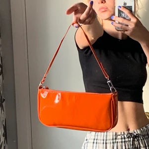 kort axelväska - säljer min nästintill oanvända baguettebag pga kommer ej till användning! 🍊fräsch orange glansig färg, bra dragkedja och smidiga innerfack
