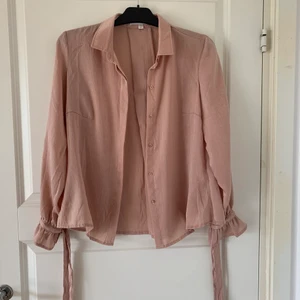 Blus - Säljer en ljusrosa blus/skjorta, strl S. 50kr, frakt tillkommer! 