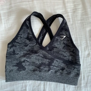 Gymshark Camo sportbh - Snygg sport-bh från gymsharks gamla camo collection. Alla loggor hela och fina, sparsamt använd! 