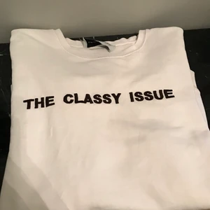 Vit tröja  - En vit tröja modellen är overzise Stl M dock har den en liten hål som inte syns så mycket. 