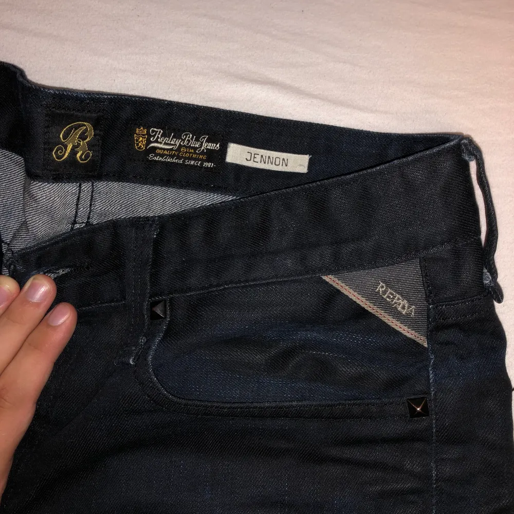 Svarta replay jeans. Storlek 32 midja och 34 i längden. Jeans & Byxor.
