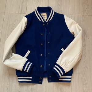 Basketball jacka  - Säljer nu min fina jacka pågrund av att den inte kommer till användning, använd fåtal gånger. Budgivningen gäller från 250kr