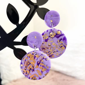 Örhängen  - Örhängen av glitter lera . Frakt 24kr Dm för mer info🥰