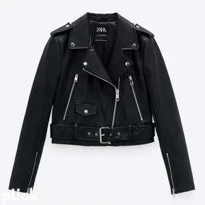Zara skinnjacka - Intressekoll på min fina zara skinnjacka, storlek L men den är väldigt liten i storlek så passar perfekt på mig som har S, köptes i höstas tror jag och är använd men jättebra skick! Vet tyvärr inte vart skärpet är men lika fin utan tycker jag 💕Köptes för 559. 
