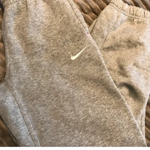 Sweatpants - Ljusgråa mjukisbyxor från nike, bara testat på då det är lite för korta för mig (170cm) det är storlek M men jag skulle vela säga det är mer som XS/S. Väldigt bra skick.