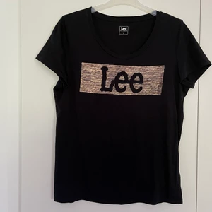 Lee t-Shirt stolek M - Bra kvalite och mycket fint tryck! Använd någon enstaka gång.                                                                    Köparen står för frakten!