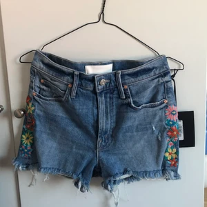 Söta shorts från mother superior - Splitternya jeans shorts (har fortfarande lappen på). Säljer pga att de inte passar. De är storlek 24. På sidan så finns det supersöt brodering. Säljer bara vid bra pris då de är splitternya från ett bra märke (nypris ungefär 2000kr). Är ljusare än de ser ut på första bilden.