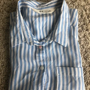 Blus från hm  - En fin blus som inte längre passa mig som jag nu säljer🥰 Den kommer från hm🤍 köparen står för frakten om man inte kan komma och hämta🎀