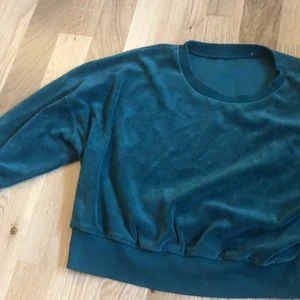 Tröja  - Jättefin mörkgrön tröja i storlek xs, säljes pågrund av att jag har vuxit ur den. Köparen står för frakten💞