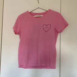 Rosa T-shirt från junkyard i storlek XS. Plagget tvättas innan det skickas iväg. 
