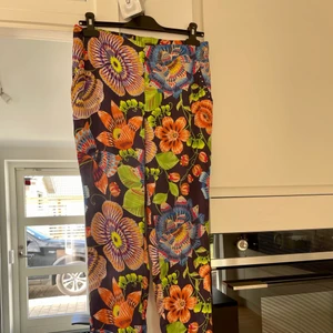 Pinko Macroflower Byxor - Säljer dessa jättefina Pinko byxorna från det italienska märket pinko. Nypris: 1500kr