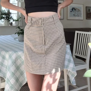 Rutig kjol - Säljer den här väldigt billigt men det är inget fel på den. Jag har bara aldrig använt den även fast jag tycker om den. Den passar till mycket och är väldigt bekväm. Den är i storlek 34 från H&M. Köpare står för frakt.