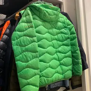 Grön peak jacka storlek medium. Nypris: dyrt 