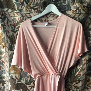 Rosa klänning från Nelly - Riktigt fin klänning från Nelly som endast blivit använd ett fåtal gånger!