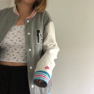 Coolaste collegejackan från Nike🥺🥺 - Ett av mina absolut bästa secondhand fynd!! Vintage från 80-talet🥺💘😭 Den är i bra skick förutom några fläckar från förra ägaren (på ärmen på bild 3)💙 Kontakta mig för fler bilder eller för mer information :)