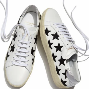 Saint Laurent sneakers black star - Säljer nu mina älskade Ysl sneakers då jag köpt nya! Storleken är 40 men jag har vanligtvis 39.5 och dem passar på mig! Har inget kvitto eller kartong därav de billiga priset och dem är inköpta från farfetch för cirka 2år sen för 4999kr! 💕 fler bilder kan skickas vid intresse. Skickar med spårbar frakt och det betalar jag 💕💕 Har precis rensat gaderoben så kika in mina andra annonser, kram 🥰🥰