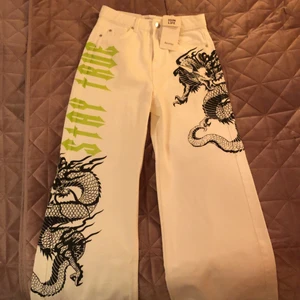 Bershka jeans - Vita jeans med hög midja och vida ben. Köpta på på bershka och lappen är kvar. Ändast testade. Tyvärr inte min stolek. 