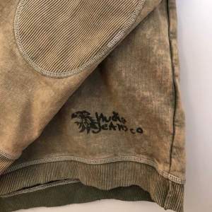 Vintage tröja - Lite speciell stil, vintage med coola lappar på armbågarna. Långa ärmar, har själv croppat nedre mudden då den va väldigt bred. 