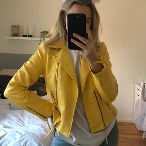 Asball gul skinnjacka  - En asball gul skinnjacka från Vero moda, bra skick, strl M med silvriga dragkedjor