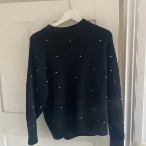 Stickad  - Passar m också! Nästan aldrig använd! Glittriga guldiga stenar på 