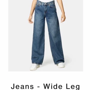 Junkyard - wide leg jeans - Skit snygga vida, mid waisted, mörkblåa jeans från junkyard i storlek 26, passar mig som är 162 och en xs/s. Den perfekta vida byxan helt enkelt men säljer den pga att det inte är min stil längre. Byxorna är i super skick och knappt använda. För fler bilder och vidare frågor kontakta mig😊 original pris 499kr❤️ köparen står för frakt.