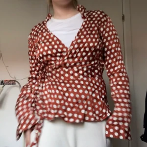 Second Female blus - En superfin blus från Secodn female i storlek XL, men den känns som en S och eftersom den är justerbar passar den nästintill alla! Nypris ca. 1200kr - köpare står för frakt 📦  (skrynklig på bilden)