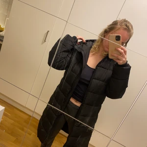 Vinterjacka från Vero Moda - Skit fin, jätte varm och mysig dunjacka köpt på Vero Moda förra vintern! Den kommer tyvärr inte till användning och den tar onödig plats 🙃 Ena fickan har ett litet hål i sig så säljer den därför billigt. Nypris kostade den 999 kr. Köparen står för frakt ♥️