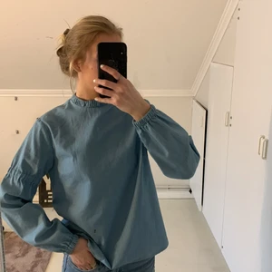 Blus storlek S - Söt blå blus som passar bra på sommaren eller våren, sitter som en storlek S, (finns ingen storlek tryckt på plagget dock) aldrig använd. 75kr