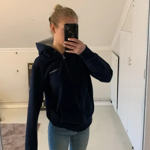 Mörkblå luvtröja i storlek M  - Mörkblå luvtröja i storlek M, köpt på Ullared från hästavdelningen, använd fåtal gånger under 2020 annars ingenting. Varm och snygg med skönt ullmateriall i luvan. OBS Endast använd ute i stallet!!!! 200kr
