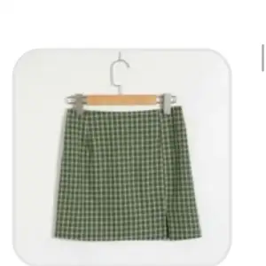 Finaste rutiga gröna kjolen i linne 🖤 aldrig använd då den är för liten för mig, inköpt för 240 kr. Den är grönare i verkligheten