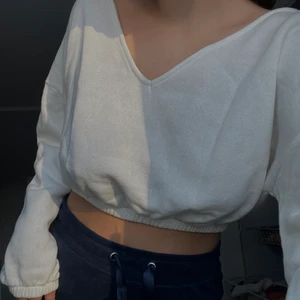 Croppad långärmad, NLY, S - ⚠️JUST NU 20% på alla mina annonser till den 15/5⚠️!!En croppad v-ringad vit tröja från NLY TREND i storlek S. Köpt för ca 150-200:-, säljer för 70:-. Köparen står för frakten ⚡️