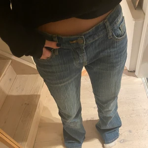Brandy Melville jeans - Säljer dessa helt nya (prislappen kvar) supersnygga lågmidjade jeans från Brandy Melville pga för stora. Jag är 162 och de är ganska långa på mig💗