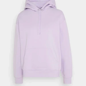 Hoddie - Säljer en lila hoddie eftersom inte min stil längre, köparen står för frakten☺️