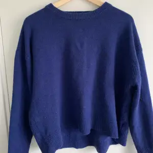 Säljer denna fina mörkblåa tröjan från Dagmar som ej kommer till använding!💙Skriv vid intresse, köpare betalar frakt!✨💙