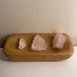 Rå rosenkvarts  - Hej! Jag säljer dessa råa rosenkvarts för 45 kr. Den mindre säljer jag för 35kr 💗 Frakten är köparen ansvarig över. Om ni är intresserad av kristaller så kolla gärna min profil så hittar ni massor med olika kristaller i bra pris 💗🔮