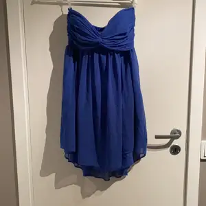 Blå klänning i modell mini, utan axelband