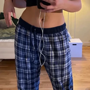 Pyjamas byxor  - Säljer dessa pyjamas byxor från kappahl, i storlek L men sitter som en M , jag har vanligtvis m i byxor ! Priset går att diskutera! Skriv om ni är intresserade ❤️ jag bjuder på frakten !