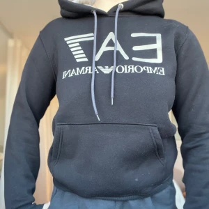 Armani tröja  - Säljer min FAKE armani tröja köpt i Turkiet 🇹🇷  men det är inte använd. Trycket är i reflex vilket är mycket coolt 
