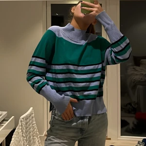 Randig tröja  - Superbekväm grön/blå/svart randig ribbstickad tröja. Väldigt unika färger tillsammans som går ihop snyggt med ett par ljusa jeans. Långa ärmar och en liten slits på vadera sida, även polokrage:) Köparen står för frakten och jag ansvarar inte för postens slarv 💚💙🖤