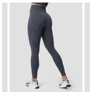 Divine seamless tights - ICIW - Träningstights från ICIW i väldigt bra skick, endast provade. Bilden är tagen med blixt vilket gör att färgen ser lite blåare ut än vad de är. Köpta för 700kr, säljer dom för 300kr, storlek xs❣️