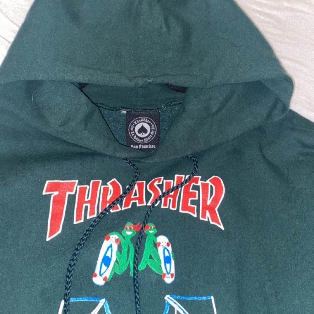 Säljer min coola Thrasher hoodie från junkyard. Den är i fint skick då jag knappt använt den. Det är en oversized modell . Hoodies.