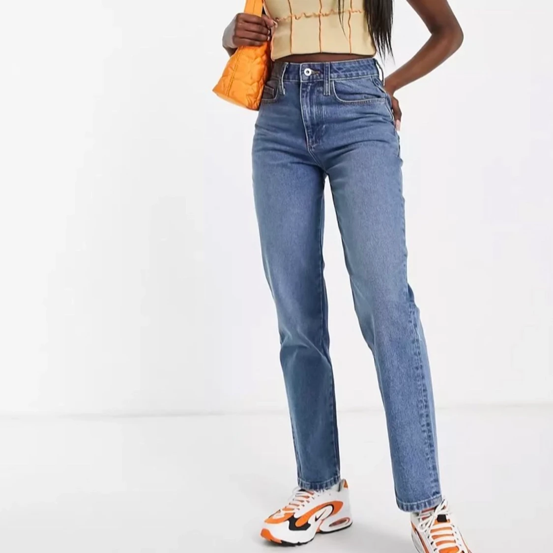 Blå jeans med medelhög midja