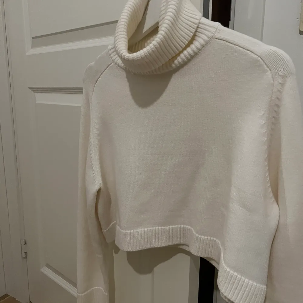 Stickad polo croppad tröja från Zara, storlek S, som ny använd knappt 1-2 gånger. Skickas spårbart💖. Tröjor & Koftor.