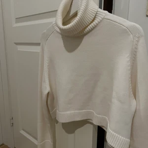 Stickad polo croppad - Stickad polo croppad tröja från Zara, storlek S, som ny använd knappt 1-2 gånger. Skickas spårbart💖