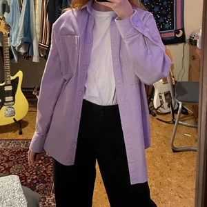 Lila manchesterjacka  - Sjukt fin och vårig lila manchesterjacka! 